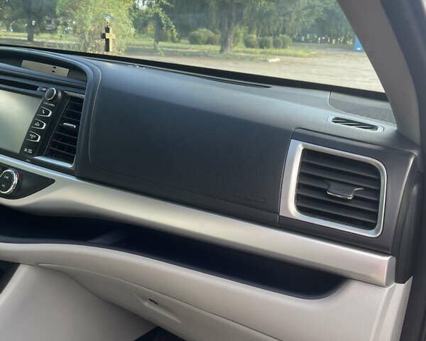 Серый Тойота Хайлендер, объемом двигателя 3.46 л и пробегом 71 тыс. км за 32000 $, фото 5 на Automoto.ua