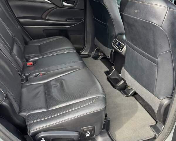 Серый Тойота Хайлендер, объемом двигателя 3.46 л и пробегом 236 тыс. км за 25000 $, фото 10 на Automoto.ua