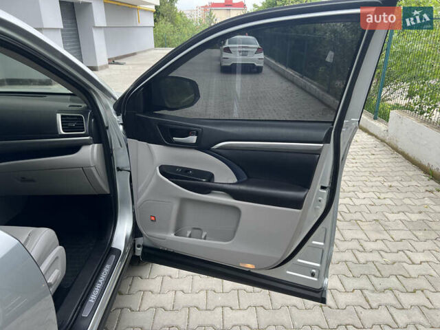 Сірий Тойота Хайлендер, об'ємом двигуна 3.49 л та пробігом 176 тис. км за 34000 $, фото 35 на Automoto.ua