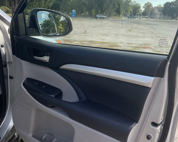 Серый Тойота Хайлендер, объемом двигателя 3.46 л и пробегом 71 тыс. км за 32000 $, фото 6 на Automoto.ua