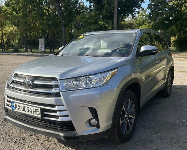 Серый Тойота Хайлендер, объемом двигателя 3.46 л и пробегом 71 тыс. км за 32000 $, фото 3 на Automoto.ua