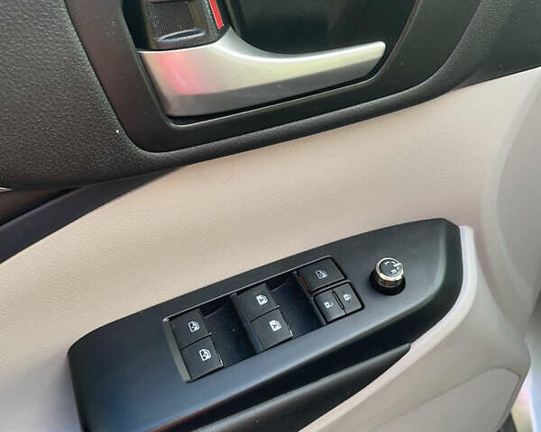 Серый Тойота Хайлендер, объемом двигателя 3.46 л и пробегом 71 тыс. км за 32000 $, фото 19 на Automoto.ua