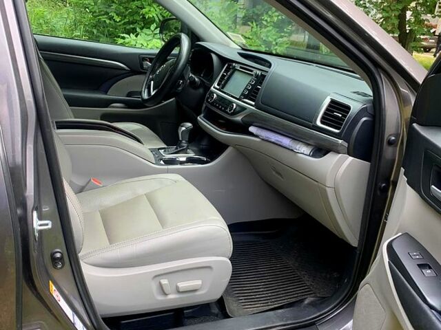 Серый Тойота Хайлендер, объемом двигателя 3.5 л и пробегом 77 тыс. км за 30000 $, фото 5 на Automoto.ua