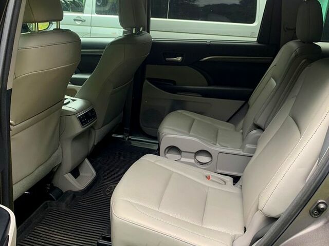 Серый Тойота Хайлендер, объемом двигателя 3.5 л и пробегом 77 тыс. км за 30000 $, фото 3 на Automoto.ua