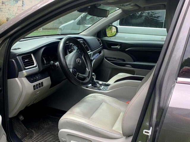 Серый Тойота Хайлендер, объемом двигателя 3.5 л и пробегом 77 тыс. км за 30000 $, фото 6 на Automoto.ua