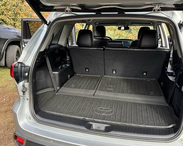 Серый Тойота Хайлендер, объемом двигателя 3.46 л и пробегом 236 тыс. км за 25000 $, фото 16 на Automoto.ua