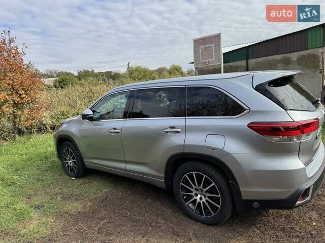 Серый Тойота Хайлендер, объемом двигателя 3.46 л и пробегом 236 тыс. км за 25000 $, фото 1 на Automoto.ua