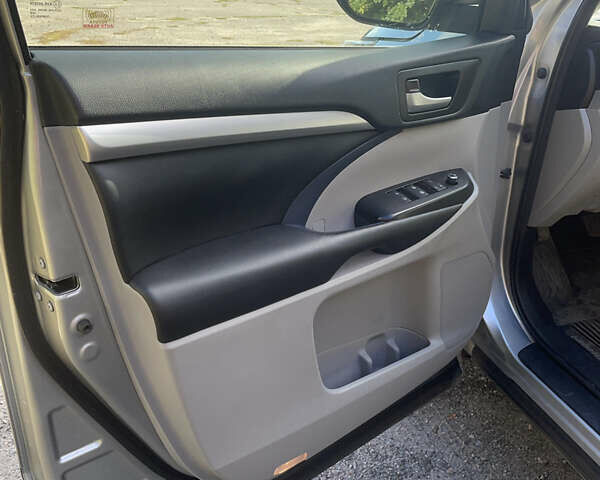 Серый Тойота Хайлендер, объемом двигателя 3.46 л и пробегом 71 тыс. км за 32000 $, фото 18 на Automoto.ua