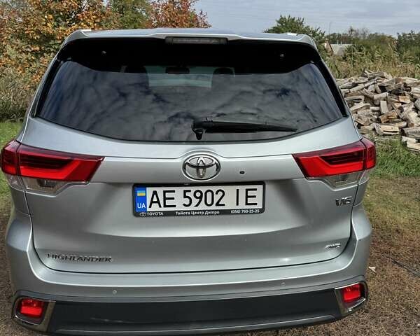 Серый Тойота Хайлендер, объемом двигателя 3.46 л и пробегом 236 тыс. км за 25000 $, фото 2 на Automoto.ua