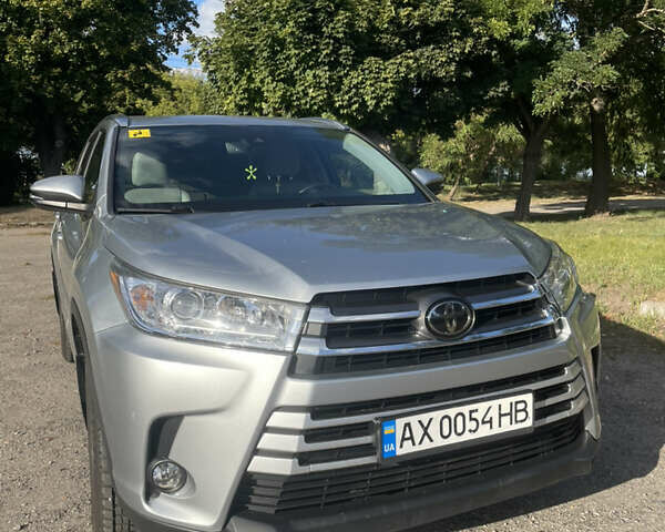 Серый Тойота Хайлендер, объемом двигателя 3.46 л и пробегом 71 тыс. км за 32000 $, фото 2 на Automoto.ua