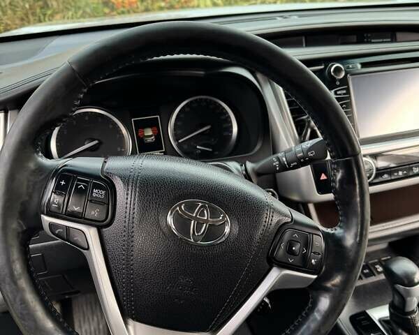 Серый Тойота Хайлендер, объемом двигателя 3.46 л и пробегом 236 тыс. км за 25000 $, фото 13 на Automoto.ua