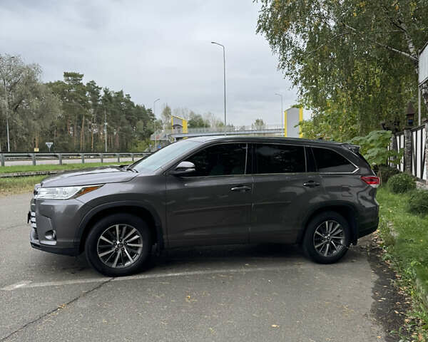 Серый Тойота Хайлендер, объемом двигателя 3.46 л и пробегом 127 тыс. км за 30000 $, фото 3 на Automoto.ua