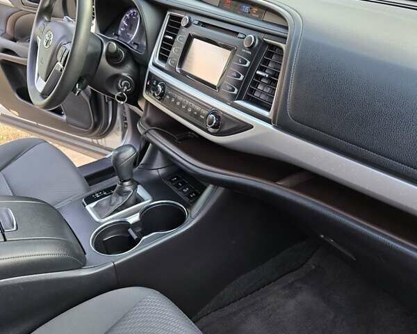 Серый Тойота Хайлендер, объемом двигателя 3.46 л и пробегом 87 тыс. км за 25300 $, фото 5 на Automoto.ua