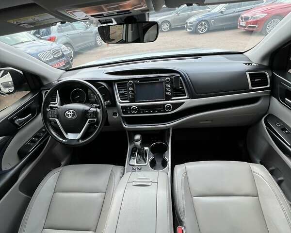 Тойота Хайлендер 2018 в Чернигове на Automoto.ua Серый Тойота Хайлендер, объемом двигателя 3.46 л и пробегом 58 тыс. км за 29999 $, фото 17 на Automoto.ua