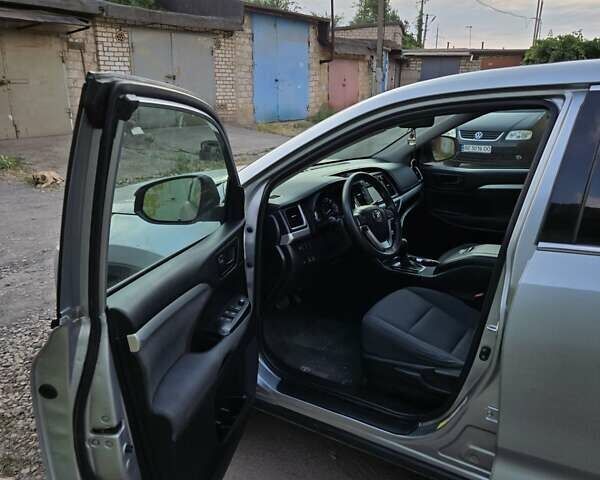 Серый Тойота Хайлендер, объемом двигателя 3.46 л и пробегом 87 тыс. км за 25300 $, фото 3 на Automoto.ua