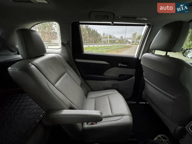 Серый Тойота Хайлендер, объемом двигателя 3.46 л и пробегом 127 тыс. км за 30000 $, фото 29 на Automoto.ua