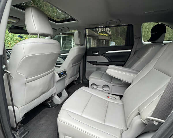 Серый Тойота Хайлендер, объемом двигателя 3.46 л и пробегом 127 тыс. км за 30000 $, фото 24 на Automoto.ua