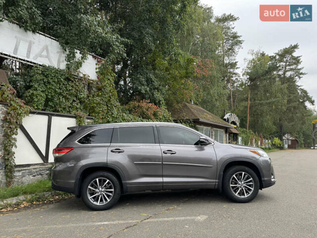 Серый Тойота Хайлендер, объемом двигателя 3.46 л и пробегом 127 тыс. км за 30000 $, фото 1 на Automoto.ua