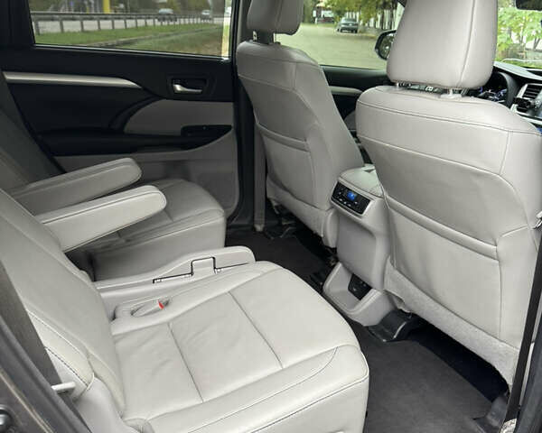 Серый Тойота Хайлендер, объемом двигателя 3.46 л и пробегом 127 тыс. км за 30000 $, фото 22 на Automoto.ua