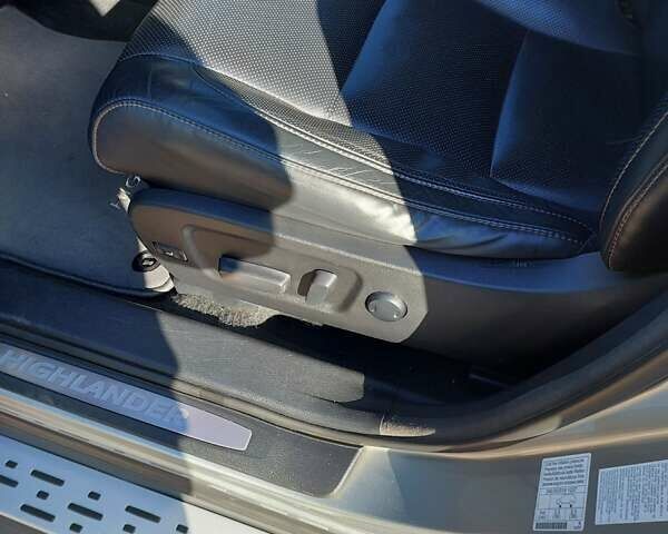 Серый Тойота Хайлендер, объемом двигателя 3.46 л и пробегом 159 тыс. км за 28500 $, фото 1 на Automoto.ua