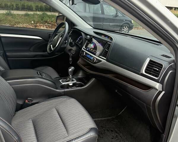 Сірий Тойота Хайлендер, об'ємом двигуна 3.46 л та пробігом 104 тис. км за 29500 $, фото 8 на Automoto.ua