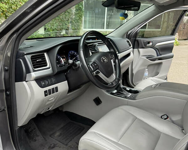 Серый Тойота Хайлендер, объемом двигателя 3.46 л и пробегом 127 тыс. км за 30000 $, фото 12 на Automoto.ua