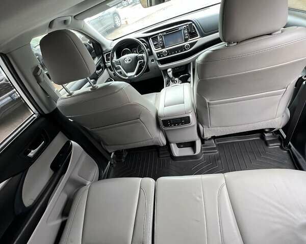 Тойота Хайлендер 2018 в Чернигове на Automoto.ua Серый Тойота Хайлендер, объемом двигателя 3.46 л и пробегом 58 тыс. км за 29999 $, фото 25 на Automoto.ua