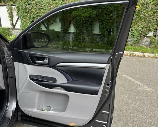 Серый Тойота Хайлендер, объемом двигателя 3.46 л и пробегом 127 тыс. км за 30000 $, фото 16 на Automoto.ua