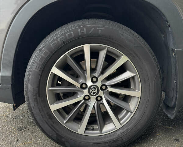 Серый Тойота Хайлендер, объемом двигателя 3.46 л и пробегом 127 тыс. км за 30000 $, фото 4 на Automoto.ua