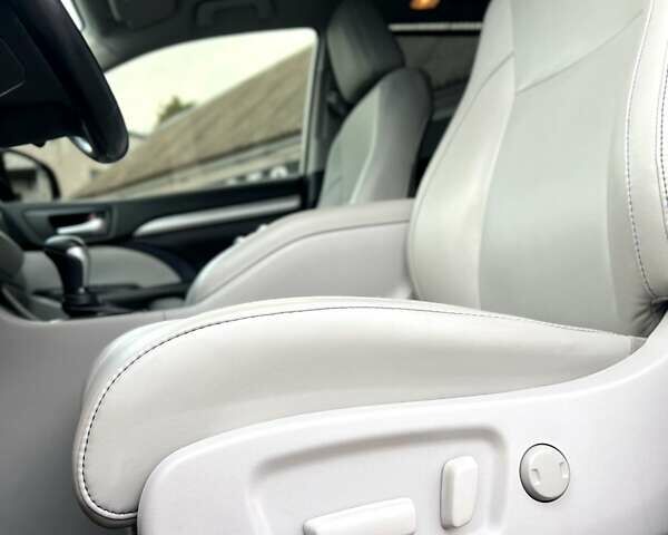 Тойота Хайлендер 2018 в Чернигове на Automoto.ua Серый Тойота Хайлендер, объемом двигателя 3.46 л и пробегом 58 тыс. км за 29999 $, фото 40 на Automoto.ua