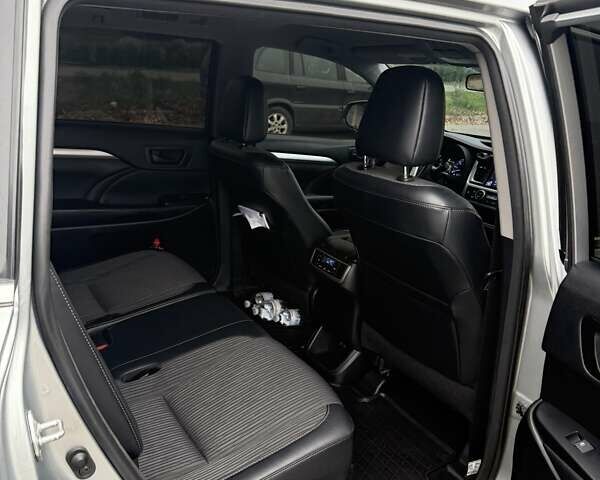 Сірий Тойота Хайлендер, об'ємом двигуна 3.46 л та пробігом 104 тис. км за 29500 $, фото 3 на Automoto.ua