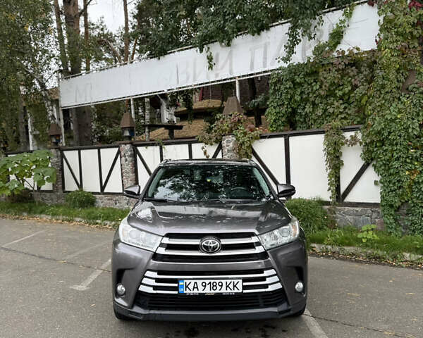 Серый Тойота Хайлендер, объемом двигателя 3.46 л и пробегом 127 тыс. км за 30000 $, фото 2 на Automoto.ua