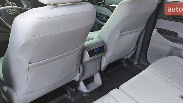 Сірий Тойота Хайлендер, об'ємом двигуна 2.7 л та пробігом 21 тис. км за 28899 $, фото 3 на Automoto.ua