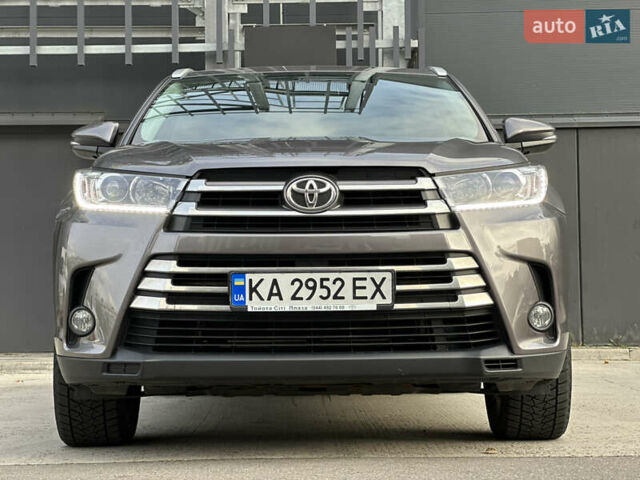 Тойота Хайлендер 2019 в Киеве на Automoto.ua Серый Тойота Хайлендер, объемом двигателя 3.46 л и пробегом 59 тыс. км за 35000 $, фото 14 на Automoto.ua