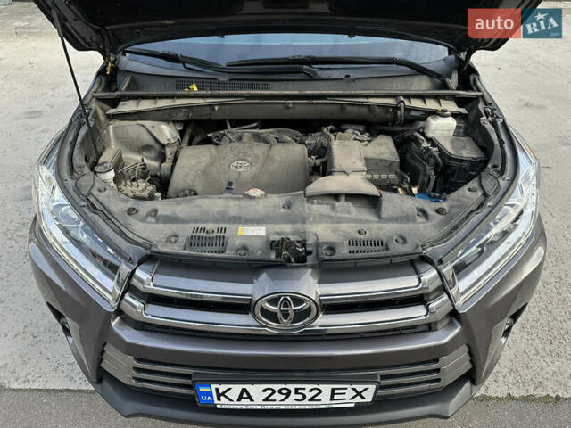 Тойота Хайлендер 2019 в Киеве на Automoto.ua Серый Тойота Хайлендер, объемом двигателя 3.46 л и пробегом 59 тыс. км за 35000 $, фото 17 на Automoto.ua