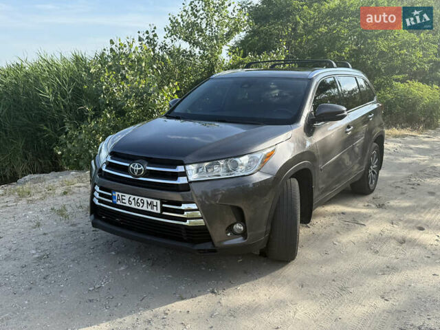 Серый Тойота Хайлендер, объемом двигателя 3.46 л и пробегом 75 тыс. км за 30999 $, фото 1 на Automoto.ua