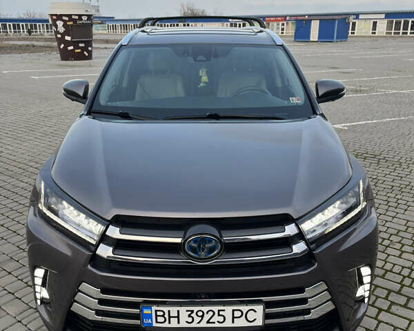 Серый Тойота Хайлендер, объемом двигателя 3.46 л и пробегом 114 тыс. км за 33800 $, фото 1 на Automoto.ua