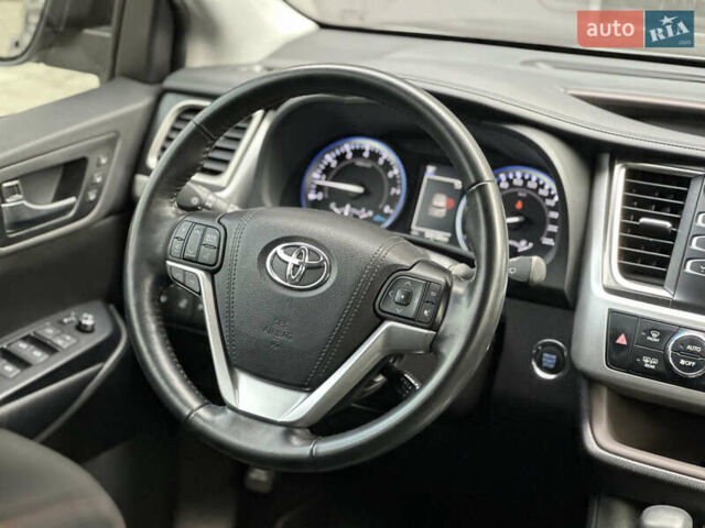 Тойота Хайлендер 2019 в Киеве на Automoto.ua Серый Тойота Хайлендер, объемом двигателя 3.46 л и пробегом 59 тыс. км за 35000 $, фото 36 на Automoto.ua