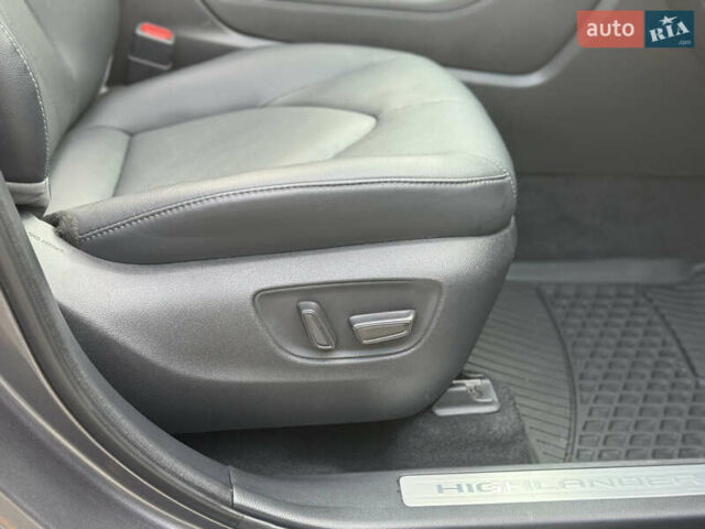 Сірий Тойота Хайлендер, об'ємом двигуна 3.46 л та пробігом 23 тис. км за 40789 $, фото 48 на Automoto.ua