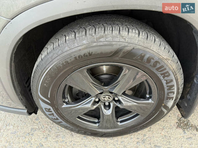 Тойота Хайлендер 2021 в Ровно на Automoto.ua Серый Тойота Хайлендер, объемом двигателя 2.49 л и пробегом 92 тыс. км за 39500 $, фото 23 на Automoto.ua