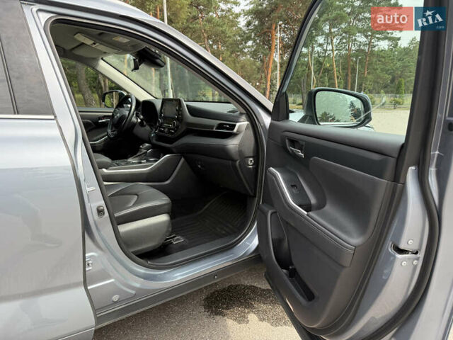 Тойота Хайлендер 2021 в Киеве на Automoto.ua Серый Тойота Хайлендер, объемом двигателя 2.49 л и пробегом 155 тыс. км за 39900 $, фото 9 на Automoto.ua