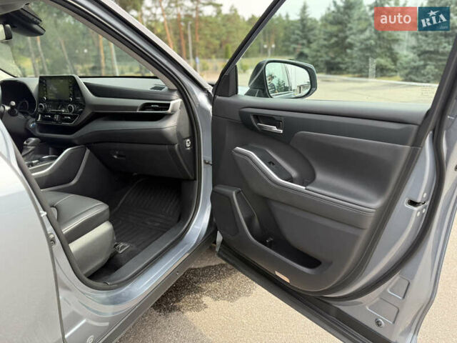 Тойота Хайлендер 2021 в Киеве на Automoto.ua Серый Тойота Хайлендер, объемом двигателя 2.49 л и пробегом 155 тыс. км за 39900 $, фото 5 на Automoto.ua