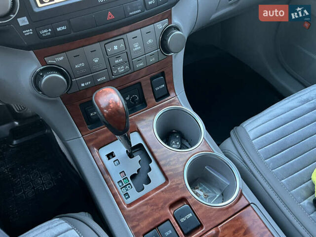 Синий Тойота Хайлендер, объемом двигателя 3.5 л и пробегом 196 тыс. км за 13000 $, фото 60 на Automoto.ua