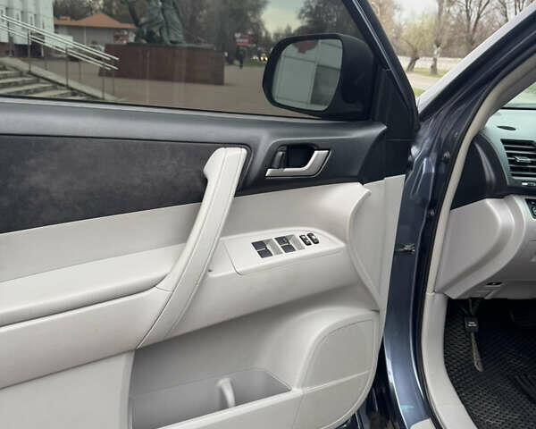 Синій Тойота Хайлендер, об'ємом двигуна 3.46 л та пробігом 258 тис. км за 16999 $, фото 13 на Automoto.ua