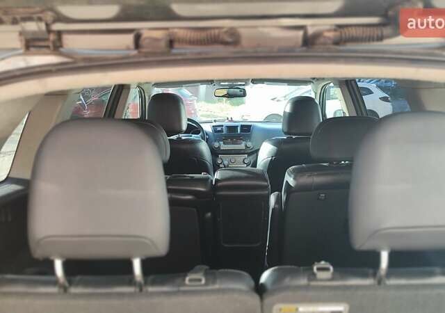 Зеленый Тойота Хайлендер, объемом двигателя 3.46 л и пробегом 275 тыс. км за 15200 $, фото 4 на Automoto.ua