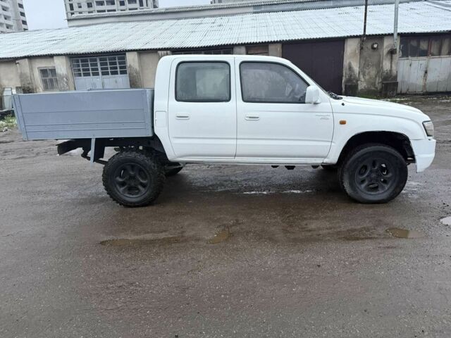 Білий Тойота Хайлюкс, об'ємом двигуна 2.5 л та пробігом 244 тис. км за 5000 $, фото 1 на Automoto.ua