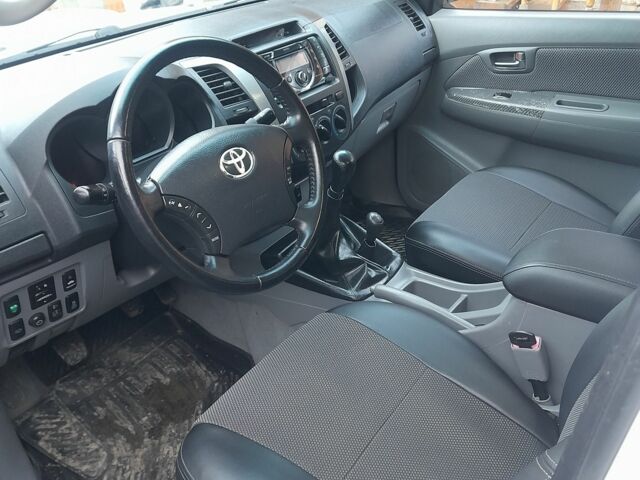 Белый Тойота Хайлюкс, объемом двигателя 2.5 л и пробегом 231 тыс. км за 16700 $, фото 3 на Automoto.ua