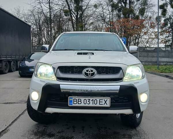 Білий Тойота Хайлюкс, об'ємом двигуна 2.5 л та пробігом 231 тис. км за 17500 $, фото 5 на Automoto.ua
