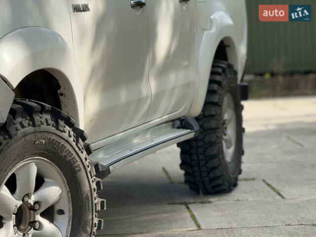 Белый Тойота Хайлюкс, объемом двигателя 2.49 л и пробегом 370 тыс. км за 17000 $, фото 16 на Automoto.ua
