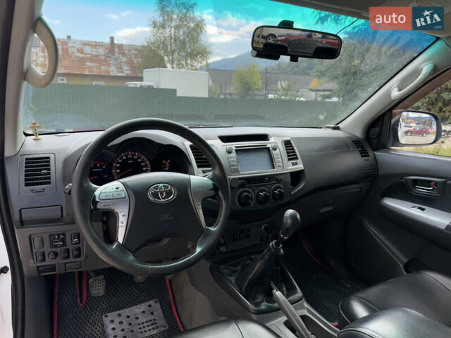 Белый Тойота Хайлюкс, объемом двигателя 2.49 л и пробегом 370 тыс. км за 17000 $, фото 26 на Automoto.ua
